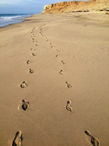 coppia di orme sulla spiaggia