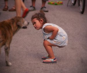 bambina curiosa